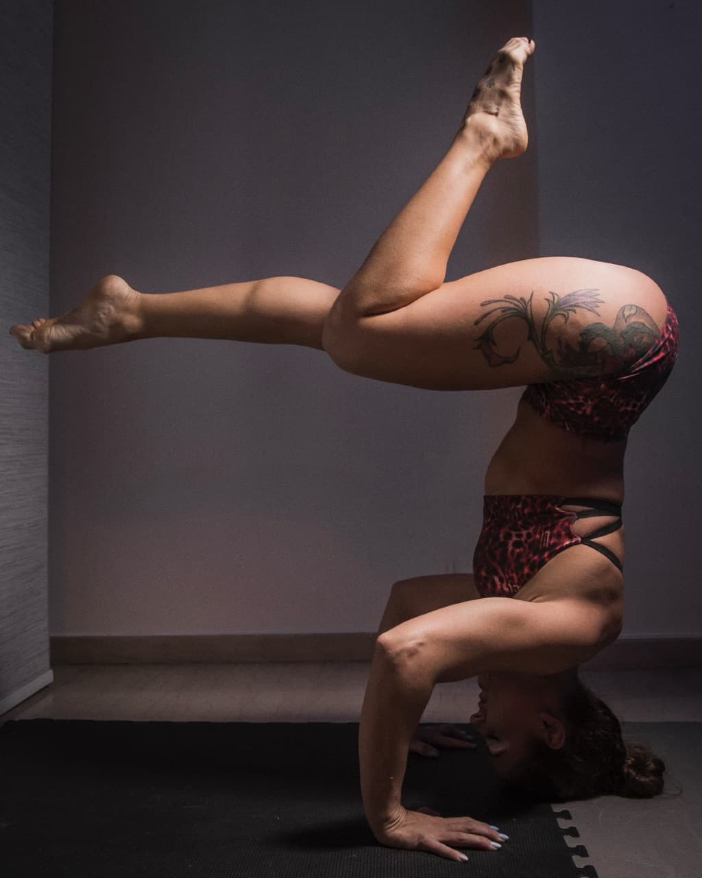 gk-pole-and-acrofitness-studio-kallithea-handstand-sportshunter-4