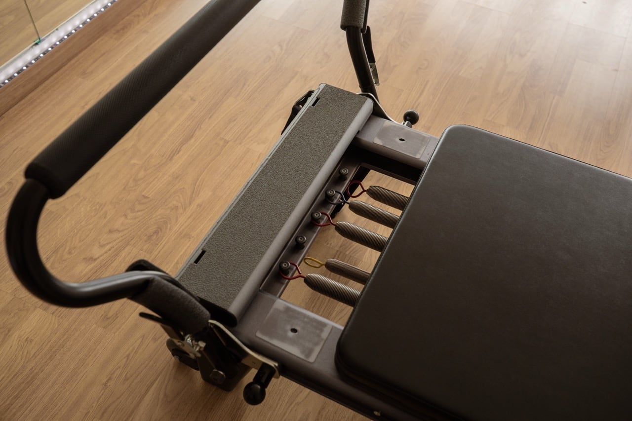 8th-floor-pole-and-pilates-pilates-reformer-athina-sportshunter-3